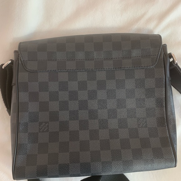 Louis Vuitton damier limited edition messenger bag - Picture 6 of 15